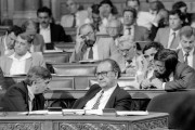  Budapest, 1990. július 4. Antall József miniszterelnök (balra) és Szabad György, az Országgyűlés elnöke (jobbra) a Parlament üléstermében az Országgyűlés július 4-ei munkanapján.