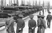 Esztergom, 1990. április 20. Katonák nézik a páncélosok elszállítását. A szovjet csapatkivonás részeként ugyanis elhagyta az utolsó páncélosokat szállító szerelvény is Esztergomot. A csapatkivonási aktuson megjelent Matvej Burlakov vezérezredes, a hazánkban ideiglenesen állomásozó szovjet déli hadseregcsoport parancsnoka. 