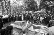 Budapest, 1990. május 22. Gyászolók állják körül a nemrég elhunyt Farkas Gyula cigányzeneszerző, a Rajkózenekar karmesterének koporsóját a Mező Imre úti temető művészparcellájában.