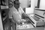 Pap Endre gyógyszerész saját magánpatikájában Csepelen. Magyarországon 40 év után február 14-én nyílik az első magánpatika a Csepel Vas- és Fémművek területén. Tulajdonosa a családi tradíciót folytató Pap Endre. A gyógyszertár elsősorban a gyárban dolgozó több mint 11 000 munkás gyógyszerellátását segíti.