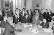 Budapest, 1990. szeptember 18. Antall József miniszterelnök (az asztalnál, j2) megbeszélést folytat Margaret Thatcherrel, Nagy-Britannia és Észak-Írország Egyesült Királyságának miniszterelnökével (b1) szeptember 18-án a Parlamentben. A találkozón részt vett Jeszenszky Géza külügyminiszter (az asztalnál, j3) és John Allen Birch, Nagy-Britannia budapesti nagykövete is.