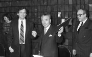 Lepsényi István, az Autókonszern Rt. igazgatója, Suzuki Osamu, a japán autógyártó cég tulajdonosa és Matkó István, a kormány főtanácsosa (b-j), miután aláírták a Suzuki személygépkocsikat gyártó vegyesvállalat alapmegállapodását a Duna Intercontinental Szállóban.