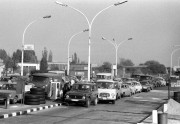 Budapest, 1990. október 25. Autósor áll a budaörsi benzinkútnál, a beharangozott jelentős benzinár emelés előtt.