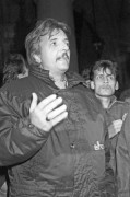 Budapest, 1990. október 27. Horváth Pál, a Budapesti Taxisok Ipartestületének képviselője beszél a Parlament előtt az összegyűlt taxisok százainak, akik a néhány órával azelőtt bejelentett benzináremelés ellen tiltakoztak a kormánypártiakkal egyidőben tartott demonstráción. A taxisok hosszú gépkocsisora a Hősök teréről hajtott a Parlament elé, majd később eltorlaszolták a hidak feljáróit. 
