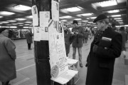Budapest, 1990. január 30. A Fidesz választási standja a Blaha Lujza téri aluljáróban. Az aluljárókban, tereken működő standokon is gyűjtik az ajánló cédulákat a választási kampányban résztvevő pártok megbízottai. Január 22-e óta a Nemzetközi Helsinki Szövetség választási megfigyelő csoportja is figyelemmel kíséri a választási előkészületek korrektségét, tisztaságát.