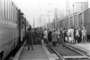  Romániai menekültek tömege az Ausztriába induló nemzetközi vonatnál. Éjféltől csak a vízummal rendelkező román állampolgárokat engedik be Ausztiába. A hír hallatára románok ezrei keltek útra, hogy még a vízumkényszer életbelépése előtt átlépjék a határt. 