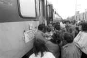 1990. március 14. Romániai menekültek tömege az Ausztriába induló nemzetközi vonatnál. Éjféltől csak a vízummal rendelkező román állampolgárokat engedik be Ausztiába. A hír hallatára románok ezrei keltek útra, hogy még a vízumkényszer életbelépése előtt átlépjék a határt.