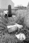 Sopron, 1990. május 22. Sopronban, a Tómalom utcai zsidó temetőben ismeretlen tettesek tizenhárom darab mészkőből és egy fekete márványból készült síremléket rongáltak meg.