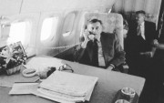  Amerikai Egyesült Államok, 1990. október 20. Antall József, a Magyar Köztársaság miniszterelnöke Budapestre telefonál az amerikai elnöki különgépről, útban Los Angeles felé.