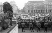 Budapest, 1990. január 29. A Vasas Szakszervezet kezdeményezésére tízezrek tüntetnek a Kossuth téren a mai Földművelésügyi és Vidékfejlesztési Minisztérium épülete előtt a kormány gazdaságpolitikája ellen.