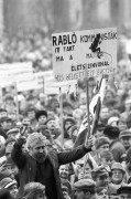 Budapest, 1990. január 29. A Vasas Szakszervezet kezdeményezésére tízezrek tüntetnek a Kossuth téren a mai Földművelésügyi és Vidékfejlesztési Minisztérium épülete előtt a kormány gazdaságpolitikája ellen.