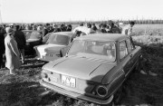 Szombathely, 1990. január 22. Hatalmas érdeklődés kíséri az NDK kivándorlók Vas megyében hagyott autóinak kiárusítását a Vasi Volán telepén. 190 gépkocsi sorsolással került új tulajdonosához.