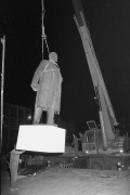 Szombathely, 1990. március 30. Eltávolítják Kisfaludi Strobl Zsigmond Lenin-szobrát a Március 15. térről, Szombathelyen. 