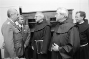 Zalaegerszeg, 1990. június 21. Dr. Sill Aba Ferenc, a ferences rend tartományfőnöke, Dr. Kovács Bánk tartományfőnök-helyettes és a honvédség képviselői beszélgetnek azon az ünnepségen, melynek keretében a május 9-től ismét működő ferences rendiek bevonultak templomukba és kolostorukba Zalaegerszegen. Az ünnepségen világi meghívottak is részt vettek. 