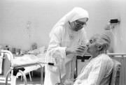 Pécs, 1990. március 12. Kapisztrána nővér itat egy beteget a pécsbányatelepi kórházban. A Szociális és Egészségügyi Minisztérium pályázatán nyert támogatás lehetővé tette, hogy a ferences betegápoló nővérek munkába állhattak a kórház geriátriai osztályán. A nővérek a betegek gondozása mellett vigasztalást nyújtanak a haldoklóknak, elbeszélgetnek magányos emberekkel és utógondozást is vállalnak.