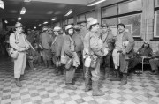  Komló, 1990. január 5. Sztrájkolnak a Zobák aknai (Komló) bányászok. A Mecseki Szénbányák alkalmazottainak több mint 90 százaléka csatlakozott a Bányász Szakszervezet sztrájkfelhívásához, és a mai műszakok elején nyolcezren tartottak figyelmeztető sztrájkot a vállalat pécsi, komlói, vasasi, mázaszászvári és nagymányoki üzemeiben. 