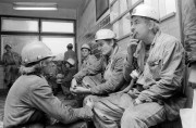 Komló, 1990. január 5. Sztrájkolnak a Zobák aknai (Komló) bányászok. A Mecseki Szénbányák alkalmazottainak több mint 90 százaléka csatlakozott a Bányász Szakszervezet sztrájkfelhívásához, és a mai műszakok elején nyolcezren tartottak figyelmeztető sztrájkot a vállalat pécsi, komlói, vasasi, mázaszászvári és nagymányoki üzemeiben.