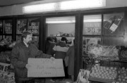 Budapest, 1990. január 30. Megnyílt a szegények boltja az Alkotás utcában. Az üzletben a szociálisan rászorulók olcsóbban juthatnak élelmiszerhez.