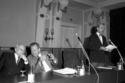 Budapest, 1990. május 21. Berend T. Iván, az MTA elnöke beszámolót tart a Magyar Tudományos Akadémia tisztújító közgyűlésének megnyitó ülésén az MTA kongresszusi termében. Az ülésen részt vett Göncz Árpád (b), a Magyar Köztársaság ideiglenes elnöke, mellette Márta Ferenc, az MTA alelnöke ül az elnökségben.