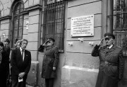 Budapest, 1990. október 30. Az 1956-os forradalom és szabadságharc hősének, Jean Pierre Pedrazzininek a Paris Match francia képes hetilap egykori fotóriporterének emlékét őrzi ezentúl Budapesten, a Köztársaság tér 25. számú ház falán elhelyezett emléktábla, amelyet október 30-án avattak fel. A Paris Match világhírű fotóriporterét 1956. októberében érte halálos lövés Budapesten a Köztársaság téren, amikor a fedezékből egy sebesült gyermek segítségére sietett. A képen: Roger Thérond, a Paris Match vezérigazgatója kollégájára emlékezik az emléktáblánál.