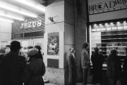  Budapest, 1990. december 12. Budapesten a Broadway moziban (korábban Filmmúzeum) bemutatták a Lukács evangéliuma alapján készült Jézus című amerikai filmet. A képen: a Broadway mozi főbejárata előtt. 