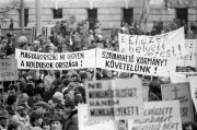 A Vasas Szakszervezet kezdeményezésére tízezrek tüntetnek a Kossuth téren a kormány gazdaságpolitikája ellen.