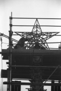 Budapest, 1990. január 31. A Műemlék Helyreállító Kisszövetkezet dolgozói leszerelik a vörös csillagot a Parlament kupolájának tetejéről. Az eredeti csúcsdíszt, a széljelző gömb másolatát még az idén felszerelik, a most leszerelt díszt pedig az épület pincéjébe helyezik el. 
