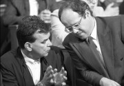 Budapest, 1990. május 15. Rajk László, a Szabad Demokraták Szövetségének ügyvivője (b) és Tölgyessy Péter, a párt frakcióvezetője beszélgetnek az Országgyűlés ülésén a Parlamentben.