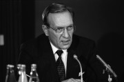 Budapest, 1990. június 6. Harri Holkeri finn miniszterelnök az Antall József miniszterelnökkel közösen tartott nemzetközi sajtótájékoztatón az Atrium Hyatt Szállóban. 