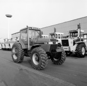 Egy Magnum 7130-as típusú nehéz univerzális traktor, egy az 50 db közül, amelyeket a Rába Magyar Vagon- és Gépgyár az amerikai J.I. Case céggel kötött marketing-szerződése alapján, termékei ellenértékeként importál. A 175 lóerős, szenzoros komputeres vezérlésű traktorok első darabját több hónapon keresztül tesztelték eredményesen hazai viszonyok között. A Rába 3,7 millió forintért ajánlja a gépet a hazai felhasználóknak.
