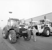Győr, 1990. január 7. Egy Magnum 7130-as típusú nehéz univerzális traktor, egy az 50 db közül, amelyeket a Rába Magyar Vagon- és Gépgyár az amerikai J.I. Case céggel kötött marketing-szerződése alapján, termékei ellenértékeként importál. A 175 lóerős, szenzoros komputeres vezérlésű traktorok első darabját több hónapon keresztül tesztelték eredményesen hazai viszonyok között. A Rába 3,7 millió forintért ajánlja a gépet a hazai felhasználóknak. 