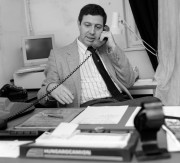 Budapest, 1990. február 11. Dr. Bánó András, a Magyar Televízió Híradójának főszerkesztő-helyettese telefonál az íróasztalánál.