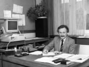 Budapest, 1990. február 12. Pálfy G. István, a Magyar Televízió Híradójának főszerkesztője ül az íróasztalánál.