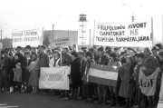 Zászlóval és transzparensekkel demonstráló tüntetők a Szovjetunió-beli Kárpátaljai Magyarok Kultúrális Szövetsége és az alternatív szervezetek, a Magyar Demokrata Fórum (MDF), a Zöld Párt, valamint a Keresztény Demokrata Néppárt (KDNP) közös szervezésében tartott békés politikai tüntetésen, melyen a Munkács melletti Pisztraháza határában épülő katonai radarállomás ellen tiltakoztak. 