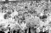 Hatvan, 1990. május 12. Ballagó diákok osztályfőnökükkel a Bajza József Gimnázium és Egészségügyi Szakközépiskola ballagási ünnepségén. 