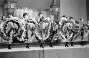 Táncosnők kánkánoznak a január elsejei újévi koncert kosztümös főpróbáján a Pesti Vigadóban.