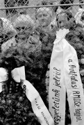 Idős asszonyok az 1848-49-es szabadságharc kivégzett tábornokainak emlékére rendezett koszorúzási ünnepség előtt Aradon, a vesztőhelyen emelt obeliszknél. A Romániai Magyar Demokrata Szövetség és a Magyar Demokratikus Ifjúsági Szövetség Arad megyei és városi szervezetei által rendezett emlékünnepségen közel 10 ezren rótták le kegyeletüket. 