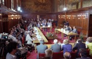  Budapest, 1989. június 13. Az MSZMP, az Ellenzéki Kerekasztal, valamint társadalmi szervezetek delegációinak részvételével, megkezdődtek a politikai egyeztető tárgyalások Szűrös Mátyásnak, az Országgyűlés elnökének vezetésével, a Parlament Vadász termében.
