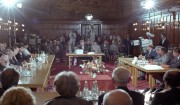 Ellenzéki Kerekasztal tárgyalás a Parlamentben. Jobbról az állampárt (MSZMP) képviselői, félkörben a demokratikus ellenzék megbízottai és a megfigyelők ülnek