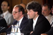 Budapest, 1989. június 21. A Parlament Vadász termében folytatódott a politikai egyeztető tárgyalások plenáris üléssorozata. Szűrös Mátyás, az Országgyűlés elnöke közvetítésével a második tárgyaláson a Magyar Szocialista Munkáspárt, az Ellenzéki Kerekasztal, valamint az úgynevezett harmadik oldal delegációja ült ismét tárgyalóasztalhoz. A képen: az Ellenzéki Kerekasztal képviselői az egyeztető tárgyaláson - jobbra Pető Iván, mellette balra Szabad György, az Ellenzéki Kerekasztal szóvivője.