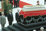 Fock Jenő volt miniszterelnök, Losonczi Pál korábbi államfő és Lázár György, a Minisztertanács volt elnöke díszőrséget áll a koporsó mellett. Kádár Jánostól, az MSZMP nyugalmazott elnökétől, az Elnöki Tanács tagjától, országgyűlési képviselőtől 1998. július 14 -én vettek búcsút tisztelői. A Mező Imre úti temetőben százezerre becsült tömeg jelenlétében helyezték Kádár Jánost örök nyugalomra.