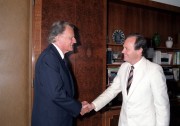 Medgyessy Péter, a Minisztertanács elnökhelyettese a Parlamentben fogadja Billy Graham amerikai evangélista hittérítőt. 