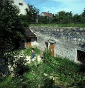  Budapest, 1989. június 30. Mészkőbe vájt régi pince Budafokon. A pincéket barlanglakásként használják. MTI Fotó: T. Asztalos Zoltán 