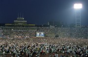 Budapest, 1989. július 29. Billy Graham neves amerikai evangélista július 29-én igehirdetést tartott Budapesten a Népstadionban. A világszerte ismert lelkész - aki most negyedszer jár Magyarországon - Kelet-Európában első alkalommal tartott prédikációt ilyen nagy befogadóképességű sportlétesítményben.