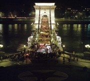 Budapest, 1989. március 15. Alternatív szervezetek demonstrációja az esti órákban a Lánchídon. 