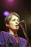 A világhírű amerikai énekesnő, Joan Baez dalolt és gitározott a békéről, a barátságról és a szeretetről a Budapest Sportcsarnokban 1989.06.05.-én rendezett folk-rock fesztiválon. 