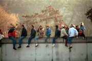 Az NDK-s határőrök 1989. november 9-ig, - ekkor kezdődött meg a fal szétrombolása - 192 menekülőt lőttek le, mintegy ötezernek sikerült átjutnia, s körülbelül ugyanennyit fogtak el menekülés közben. A képen: fiatalok ülnek a még álló falon a Wilhelm str-nél.