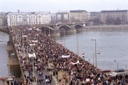  Budapest, 1989. március 15. Az alternatív szervezetek fővárosi felvonulása, demonstrációja a Petőfi szobornál. A képen: útban a Petőfi szobor felé.