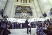  Budapest, 1989. március 15. Cserhalmi György színművész beszél az alternatív szervezetek budapesti március 15-i demonstrációján a televízió székháza előtt.