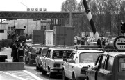 Csúcsforgalom a nyugati határátkelőkön: bebocsátásra váró kocsisor a bucsui határátkelő sorompója előtt. 